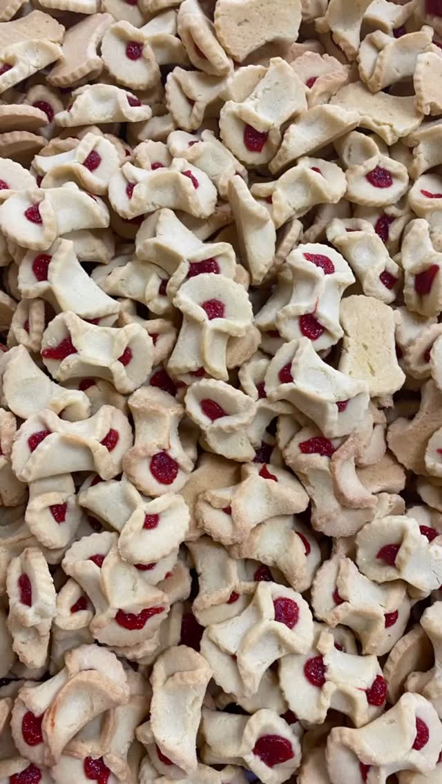 Our raspberry #butterfly #biscuits are so perfectly simple, it’s hard to stop at one 😋. Del....