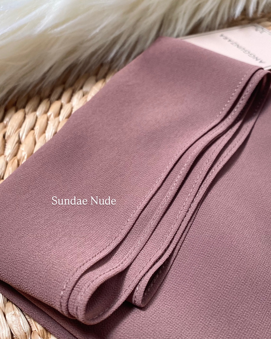 ANGGUNZARA’s Signature - Premium Kate.
It gives you plenty of freedom to style it however way you want to ˖ ࣪⊹𐙚
𐙚 Unique custom shape - Oval & Curved Edge
𐙚 Beautiful drapes
𐙚 Flowy
𐙚 Easy to style
𐙚 Neat babyseam finishing
𐙚 More coverage
𐙚 Minimal ironing
Material: High Quality Georgette Chiffon
Measurement: 2m x 0.7m
ꨄ︎COMBO 3 for RM100. Voucher code: COMBOPK ꨄ︎
Purchase Thru:
✨Website: https://www.anggunzara.com/product-category/premium-kate/
✨Shopee : https://shopee.com.my/anggunzara.os
✨Whatsapp: wasap.my/60104595525
✨Official Agents : @miminadiya @anggunzara_teganu @anggunzara.bymuny