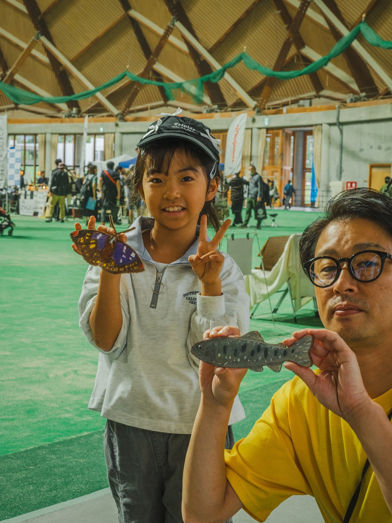 10月4日・5日に開催された 「ALPS OUTDOOR SUMMIT」 に出展いたしました🕊️
ブースにお立ち寄りくださった皆さま、本当にありがとうございました!
今回もたくさんの素敵な作品が生まれ、たくさんの刺激をもらいました🦋🐟🦜
ワンオペだったため、すべての作品を写真に収めることができなかったのが心残りです…🥲
また、ご対応までにお時間をいただいたお客さまはお待ちいただきありがとうございました🙇💦
AOSは来年も開催(予定)とのことです。
もしKNOCK DESIGNが出店していたら、ぜひブースを覗きに来てください🦢
改めまして、ありがとうございました!
運営の皆さまも本当にお疲れさまでした🏔️